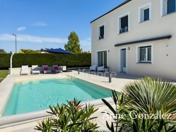 ORLEANS-SUD, à vendre belle maison familiale édifiée sur un beau jardin clos et paysager de 1130 m2 avec piscine, salle à manger extérieur, garage et places de parking