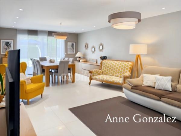 ORLEANS-SUD, à vendre belle maison familiale édifiée sur un beau jardin clos et paysager de 1130 m2 avec piscine, salle à manger extérieur, garage et places de parking