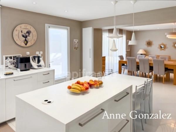ORLEANS-SUD, à vendre belle maison familiale édifiée sur un beau jardin clos et paysager de 1130 m2 avec piscine, salle à manger extérieur, garage et places de parking