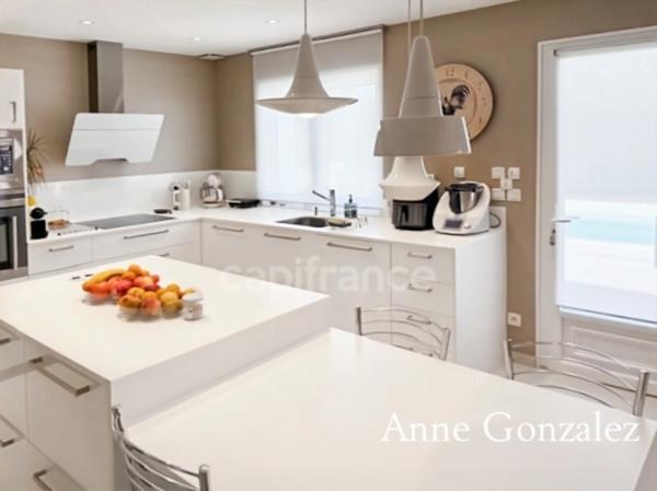 ORLEANS-SUD, à vendre belle maison familiale édifiée sur un beau jardin clos et paysager de 1130 m2 avec piscine, salle à manger extérieur, garage et places de parking