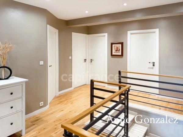 ORLEANS-SUD, à vendre belle maison familiale édifiée sur un beau jardin clos et paysager de 1130 m2 avec piscine, salle à manger extérieur, garage et places de parking
