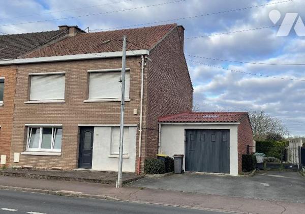 Grande maison familiale de 110m² habitables implantée sur une parcelle de 1400m² avec un large ...