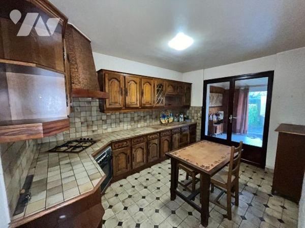 Grande maison familiale de 110m² habitables implantée sur une parcelle de 1400m² avec un large ...