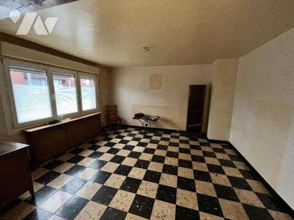 Grande maison familiale de 110m² habitables implantée sur une parcelle de 1400m² avec un large ...