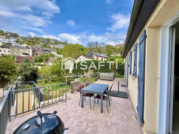 Maison avec sous-sol complet et vue dégagée