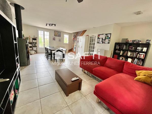 Maison avec sous-sol complet et vue dégagée