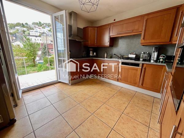 Maison avec sous-sol complet et vue dégagée