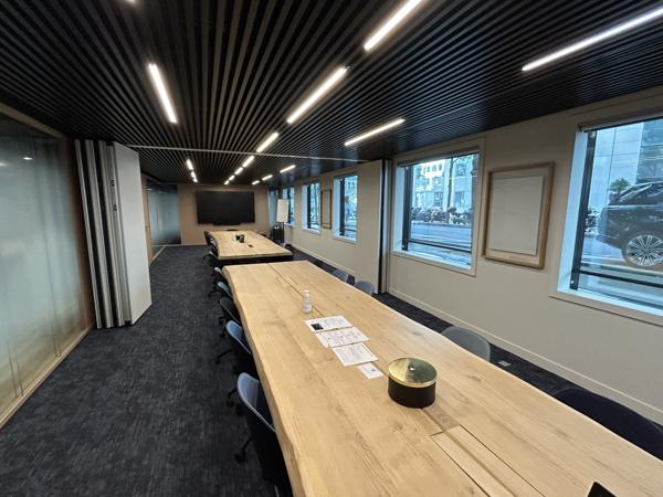 Bureaux à louer à Courbevoie La Défense avec jardin intérieur privatif