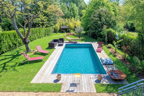 Maison avec 1200 m² de terrain et piscine