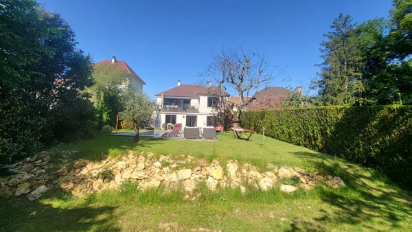 Maison avec 1200 m² de terrain et piscine