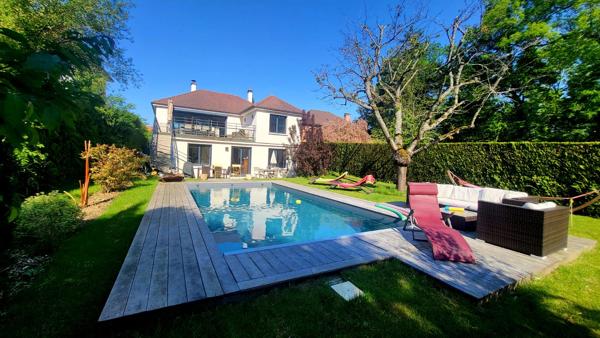Maison avec 1200 m² de terrain et piscine