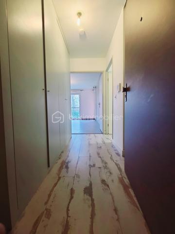 ***** A découvrir, très bel appartement dans une résidence sécurisée avec espaces verts du Château de Malnoue, bordé par la forêt et proche des RER A et E *****
A l'arrivée dans cet appartement au 2nd étage d'un immeuble sécurisé de 3 étages avec ascenseur, une entrée avec placards vous mène sur un grand et beau séjour baigné de lumière avec ses portes fenêtres, l'une donnant directement sur le balcon/terrasse de 11m2, l'autre sur le parvis gazonné.
La cuisine équipée, aménagée et dinatoire est elle même ouverte sur le séjour.
Un couloir mène vers le coin nuit, composé de deux chambres avec accès balcon/terrasse, une salle de bains et ses WC, une salle d'eau supplémentaire et un beau dressing aménagé.
Les plus de cet appartement:
- Double vitrage PVC
- Construction récente 2014
- Nombreux rangements
- 1 salle de bain et 1 salle d'eau
- Balcon traversant avec accès des chambres et du séjour
Deux places de parking (boxable) en sous-sol et une cave complètent ce bien.
***** VISITE POSSIBLE 7j/7 sur RDV jusqu'à 21h30 *****