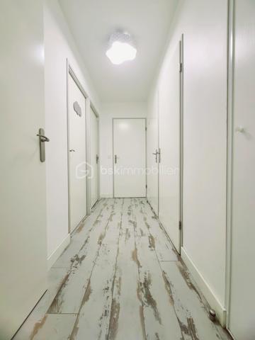***** A découvrir, très bel appartement dans une résidence sécurisée avec espaces verts du Château de Malnoue, bordé par la forêt et proche des RER A et E *****
A l'arrivée dans cet appartement au 2nd étage d'un immeuble sécurisé de 3 étages avec ascenseur, une entrée avec placards vous mène sur un grand et beau séjour baigné de lumière avec ses portes fenêtres, l'une donnant directement sur le balcon/terrasse de 11m2, l'autre sur le parvis gazonné.
La cuisine équipée, aménagée et dinatoire est elle même ouverte sur le séjour.
Un couloir mène vers le coin nuit, composé de deux chambres avec accès balcon/terrasse, une salle de bains et ses WC, une salle d'eau supplémentaire et un beau dressing aménagé.
Les plus de cet appartement:
- Double vitrage PVC
- Construction récente 2014
- Nombreux rangements
- 1 salle de bain et 1 salle d'eau
- Balcon traversant avec accès des chambres et du séjour
Deux places de parking (boxable) en sous-sol et une cave complètent ce bien.
***** VISITE POSSIBLE 7j/7 sur RDV jusqu'à 21h30 *****