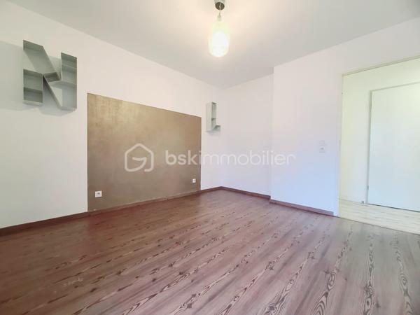 ***** A découvrir, très bel appartement dans une résidence sécurisée avec espaces verts du Château de Malnoue, bordé par la forêt et proche des RER A et E *****
A l'arrivée dans cet appartement au 2nd étage d'un immeuble sécurisé de 3 étages avec ascenseur, une entrée avec placards vous mène sur un grand et beau séjour baigné de lumière avec ses portes fenêtres, l'une donnant directement sur le balcon/terrasse de 11m2, l'autre sur le parvis gazonné.
La cuisine équipée, aménagée et dinatoire est elle même ouverte sur le séjour.
Un couloir mène vers le coin nuit, composé de deux chambres avec accès balcon/terrasse, une salle de bains et ses WC, une salle d'eau supplémentaire et un beau dressing aménagé.
Les plus de cet appartement:
- Double vitrage PVC
- Construction récente 2014
- Nombreux rangements
- 1 salle de bain et 1 salle d'eau
- Balcon traversant avec accès des chambres et du séjour
Deux places de parking (boxable) en sous-sol et une cave complètent ce bien.
***** VISITE POSSIBLE 7j/7 sur RDV jusqu'à 21h30 *****