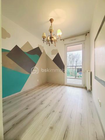 ***** A découvrir, très bel appartement dans une résidence sécurisée avec espaces verts du Château de Malnoue, bordé par la forêt et proche des RER A et E *****
A l'arrivée dans cet appartement au 2nd étage d'un immeuble sécurisé de 3 étages avec ascenseur, une entrée avec placards vous mène sur un grand et beau séjour baigné de lumière avec ses portes fenêtres, l'une donnant directement sur le balcon/terrasse de 11m2, l'autre sur le parvis gazonné.
La cuisine équipée, aménagée et dinatoire est elle même ouverte sur le séjour.
Un couloir mène vers le coin nuit, composé de deux chambres avec accès balcon/terrasse, une salle de bains et ses WC, une salle d'eau supplémentaire et un beau dressing aménagé.
Les plus de cet appartement:
- Double vitrage PVC
- Construction récente 2014
- Nombreux rangements
- 1 salle de bain et 1 salle d'eau
- Balcon traversant avec accès des chambres et du séjour
Deux places de parking (boxable) en sous-sol et une cave complètent ce bien.
***** VISITE POSSIBLE 7j/7 sur RDV jusqu'à 21h30 *****