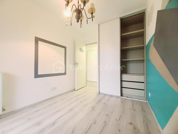 ***** A découvrir, très bel appartement dans une résidence sécurisée avec espaces verts du Château de Malnoue, bordé par la forêt et proche des RER A et E *****
A l'arrivée dans cet appartement au 2nd étage d'un immeuble sécurisé de 3 étages avec ascenseur, une entrée avec placards vous mène sur un grand et beau séjour baigné de lumière avec ses portes fenêtres, l'une donnant directement sur le balcon/terrasse de 11m2, l'autre sur le parvis gazonné.
La cuisine équipée, aménagée et dinatoire est elle même ouverte sur le séjour.
Un couloir mène vers le coin nuit, composé de deux chambres avec accès balcon/terrasse, une salle de bains et ses WC, une salle d'eau supplémentaire et un beau dressing aménagé.
Les plus de cet appartement:
- Double vitrage PVC
- Construction récente 2014
- Nombreux rangements
- 1 salle de bain et 1 salle d'eau
- Balcon traversant avec accès des chambres et du séjour
Deux places de parking (boxable) en sous-sol et une cave complètent ce bien.
***** VISITE POSSIBLE 7j/7 sur RDV jusqu'à 21h30 *****