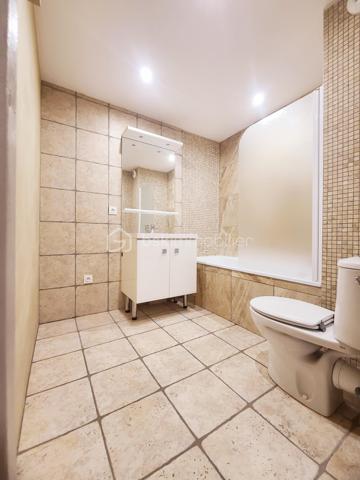 ***** A découvrir, très bel appartement dans une résidence sécurisée avec espaces verts du Château de Malnoue, bordé par la forêt et proche des RER A et E *****
A l'arrivée dans cet appartement au 2nd étage d'un immeuble sécurisé de 3 étages avec ascenseur, une entrée avec placards vous mène sur un grand et beau séjour baigné de lumière avec ses portes fenêtres, l'une donnant directement sur le balcon/terrasse de 11m2, l'autre sur le parvis gazonné.
La cuisine équipée, aménagée et dinatoire est elle même ouverte sur le séjour.
Un couloir mène vers le coin nuit, composé de deux chambres avec accès balcon/terrasse, une salle de bains et ses WC, une salle d'eau supplémentaire et un beau dressing aménagé.
Les plus de cet appartement:
- Double vitrage PVC
- Construction récente 2014
- Nombreux rangements
- 1 salle de bain et 1 salle d'eau
- Balcon traversant avec accès des chambres et du séjour
Deux places de parking (boxable) en sous-sol et une cave complètent ce bien.
***** VISITE POSSIBLE 7j/7 sur RDV jusqu'à 21h30 *****