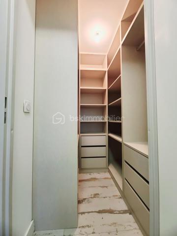 ***** A découvrir, très bel appartement dans une résidence sécurisée avec espaces verts du Château de Malnoue, bordé par la forêt et proche des RER A et E *****
A l'arrivée dans cet appartement au 2nd étage d'un immeuble sécurisé de 3 étages avec ascenseur, une entrée avec placards vous mène sur un grand et beau séjour baigné de lumière avec ses portes fenêtres, l'une donnant directement sur le balcon/terrasse de 11m2, l'autre sur le parvis gazonné.
La cuisine équipée, aménagée et dinatoire est elle même ouverte sur le séjour.
Un couloir mène vers le coin nuit, composé de deux chambres avec accès balcon/terrasse, une salle de bains et ses WC, une salle d'eau supplémentaire et un beau dressing aménagé.
Les plus de cet appartement:
- Double vitrage PVC
- Construction récente 2014
- Nombreux rangements
- 1 salle de bain et 1 salle d'eau
- Balcon traversant avec accès des chambres et du séjour
Deux places de parking (boxable) en sous-sol et une cave complètent ce bien.
***** VISITE POSSIBLE 7j/7 sur RDV jusqu'à 21h30 *****