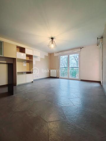 ***** A découvrir, très bel appartement dans une résidence sécurisée avec espaces verts du Château de Malnoue, bordé par la forêt et proche des RER A et E *****
A l'arrivée dans cet appartement au 2nd étage d'un immeuble sécurisé de 3 étages avec ascenseur, une entrée avec placards vous mène sur un grand et beau séjour baigné de lumière avec ses portes fenêtres, l'une donnant directement sur le balcon/terrasse de 11m2, l'autre sur le parvis gazonné.
La cuisine équipée, aménagée et dinatoire est elle même ouverte sur le séjour.
Un couloir mène vers le coin nuit, composé de deux chambres avec accès balcon/terrasse, une salle de bains et ses WC, une salle d'eau supplémentaire et un beau dressing aménagé.
Les plus de cet appartement:
- Double vitrage PVC
- Construction récente 2014
- Nombreux rangements
- 1 salle de bain et 1 salle d'eau
- Balcon traversant avec accès des chambres et du séjour
Deux places de parking (boxable) en sous-sol et une cave complètent ce bien.
***** VISITE POSSIBLE 7j/7 sur RDV jusqu'à 21h30 *****