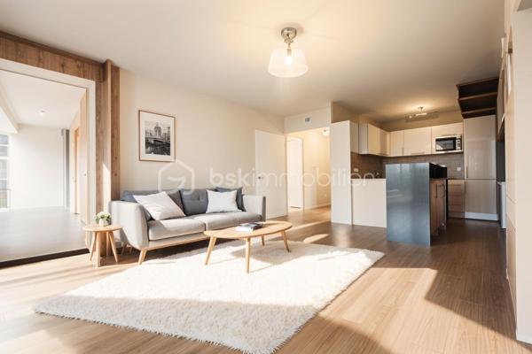 ***** A découvrir, très bel appartement dans une résidence sécurisée avec espaces verts du Château de Malnoue, bordé par la forêt et proche des RER A et E *****
A l'arrivée dans cet appartement au 2nd étage d'un immeuble sécurisé de 3 étages avec ascenseur, une entrée avec placards vous mène sur un grand et beau séjour baigné de lumière avec ses portes fenêtres, l'une donnant directement sur le balcon/terrasse de 11m2, l'autre sur le parvis gazonné.
La cuisine équipée, aménagée et dinatoire est elle même ouverte sur le séjour.
Un couloir mène vers le coin nuit, composé de deux chambres avec accès balcon/terrasse, une salle de bains et ses WC, une salle d'eau supplémentaire et un beau dressing aménagé.
Les plus de cet appartement:
- Double vitrage PVC
- Construction récente 2014
- Nombreux rangements
- 1 salle de bain et 1 salle d'eau
- Balcon traversant avec accès des chambres et du séjour
Deux places de parking (boxable) en sous-sol et une cave complètent ce bien.
***** VISITE POSSIBLE 7j/7 sur RDV jusqu'à 21h30 *****