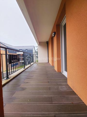 ***** A découvrir, très bel appartement dans une résidence sécurisée avec espaces verts du Château de Malnoue, bordé par la forêt et proche des RER A et E *****
A l'arrivée dans cet appartement au 2nd étage d'un immeuble sécurisé de 3 étages avec ascenseur, une entrée avec placards vous mène sur un grand et beau séjour baigné de lumière avec ses portes fenêtres, l'une donnant directement sur le balcon/terrasse de 11m2, l'autre sur le parvis gazonné.
La cuisine équipée, aménagée et dinatoire est elle même ouverte sur le séjour.
Un couloir mène vers le coin nuit, composé de deux chambres avec accès balcon/terrasse, une salle de bains et ses WC, une salle d'eau supplémentaire et un beau dressing aménagé.
Les plus de cet appartement:
- Double vitrage PVC
- Construction récente 2014
- Nombreux rangements
- 1 salle de bain et 1 salle d'eau
- Balcon traversant avec accès des chambres et du séjour
Deux places de parking (boxable) en sous-sol et une cave complètent ce bien.
***** VISITE POSSIBLE 7j/7 sur RDV jusqu'à 21h30 *****