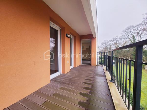 ***** A découvrir, très bel appartement dans une résidence sécurisée avec espaces verts du Château de Malnoue, bordé par la forêt et proche des RER A et E *****
A l'arrivée dans cet appartement au 2nd étage d'un immeuble sécurisé de 3 étages avec ascenseur, une entrée avec placards vous mène sur un grand et beau séjour baigné de lumière avec ses portes fenêtres, l'une donnant directement sur le balcon/terrasse de 11m2, l'autre sur le parvis gazonné.
La cuisine équipée, aménagée et dinatoire est elle même ouverte sur le séjour.
Un couloir mène vers le coin nuit, composé de deux chambres avec accès balcon/terrasse, une salle de bains et ses WC, une salle d'eau supplémentaire et un beau dressing aménagé.
Les plus de cet appartement:
- Double vitrage PVC
- Construction récente 2014
- Nombreux rangements
- 1 salle de bain et 1 salle d'eau
- Balcon traversant avec accès des chambres et du séjour
Deux places de parking (boxable) en sous-sol et une cave complètent ce bien.
***** VISITE POSSIBLE 7j/7 sur RDV jusqu'à 21h30 *****