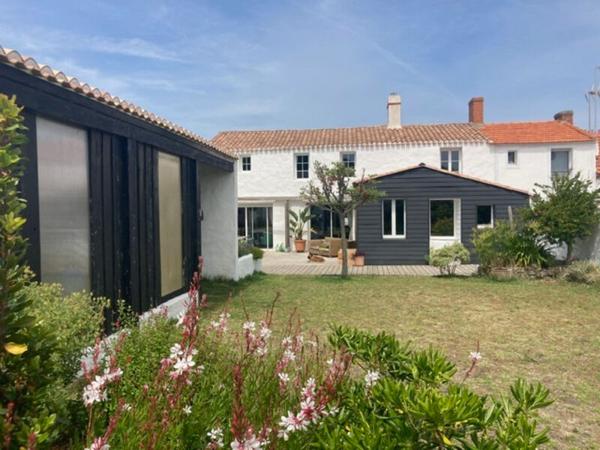 Jolie batîsse du 19ème siècle proche plage et port