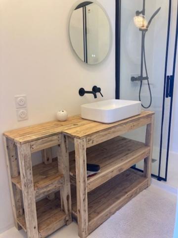 Jolie batîsse du 19ème siècle proche plage et port