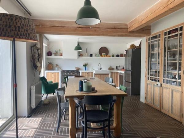 Jolie batîsse du 19ème siècle proche plage et port