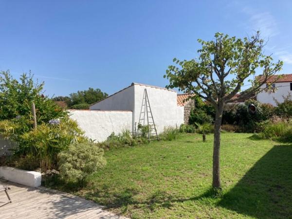 Jolie batîsse du 19ème siècle proche plage et port