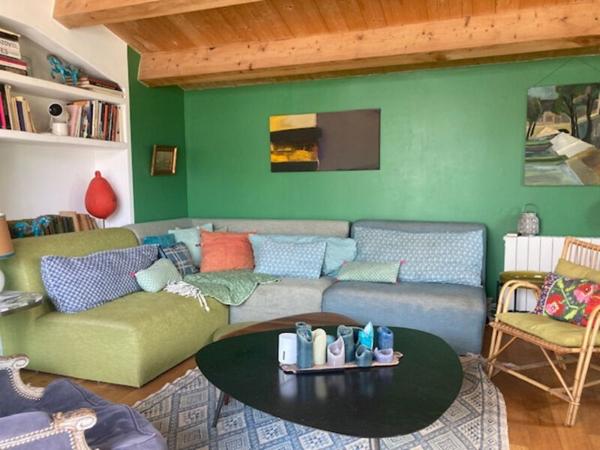 Jolie batîsse du 19ème siècle proche plage et port