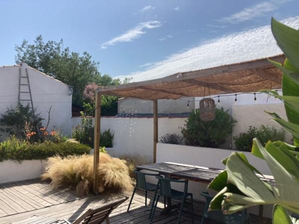 Jolie batîsse du 19ème siècle proche plage et port