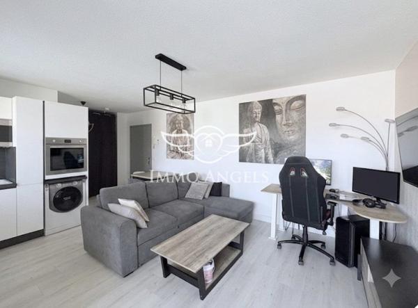 TRES BEAU T3 ENTIEREMENT RENOVE-TERRASSE-GARAGE FERME-PLACE DE PARKING PRIVATIVE