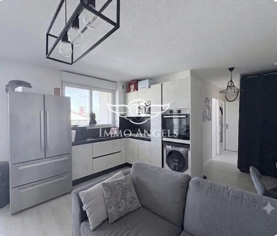TRES BEAU T3 ENTIEREMENT RENOVE-TERRASSE-GARAGE FERME-PLACE DE PARKING PRIVATIVE