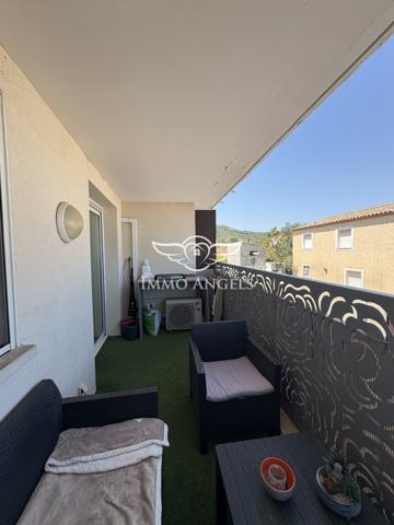 TRES BEAU T3 ENTIEREMENT RENOVE-TERRASSE-GARAGE FERME-PLACE DE PARKING PRIVATIVE