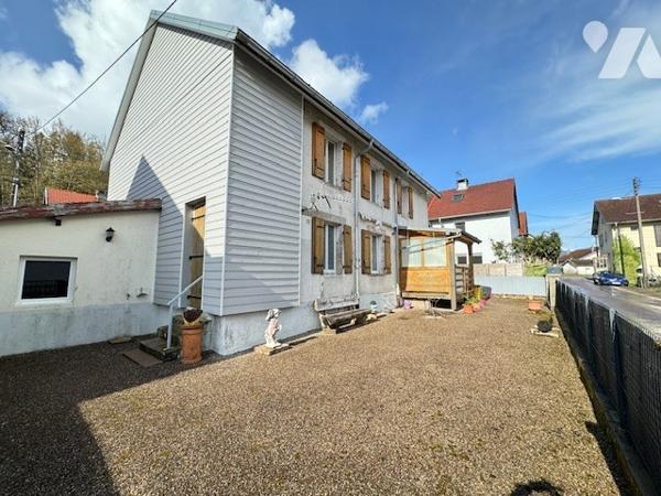 Maison avec 3 chambres sur sous sol + T3 indépendant (à rénover) (accès et portail) Garage Jardin