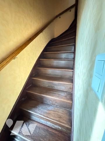 Maison avec 3 chambres sur sous sol + T3 indépendant (à rénover) (accès et portail) Garage Jardin
