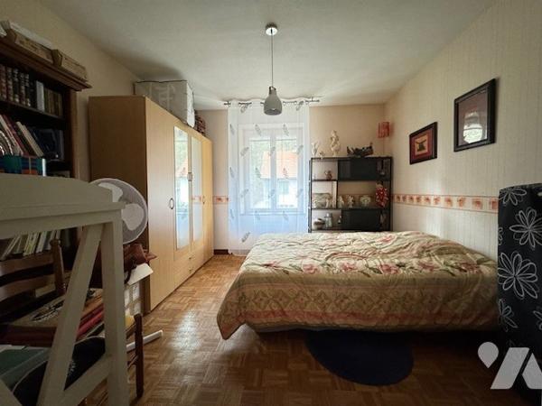 Maison avec 3 chambres sur sous sol + T3 indépendant (à rénover) (accès et portail) Garage Jardin