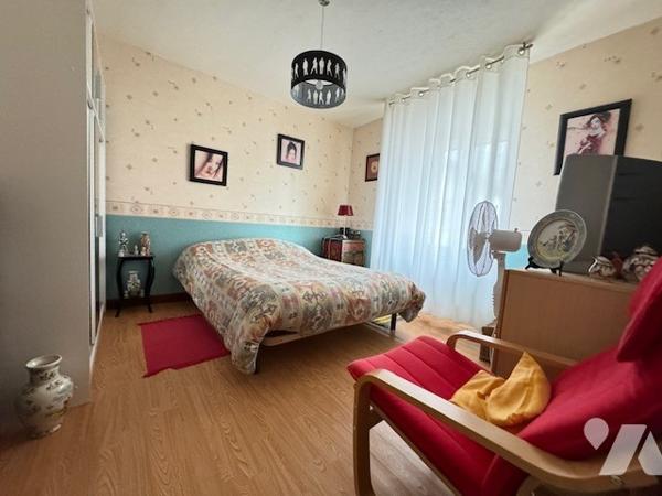 Maison avec 3 chambres sur sous sol + T3 indépendant (à rénover) (accès et portail) Garage Jardin