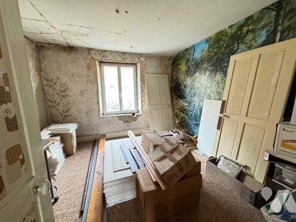 Maison avec 3 chambres sur sous sol + T3 indépendant (à rénover) (accès et portail) Garage Jardin