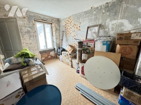 Maison avec 3 chambres sur sous sol + T3 indépendant (à rénover) (accès et portail) Garage Jardin