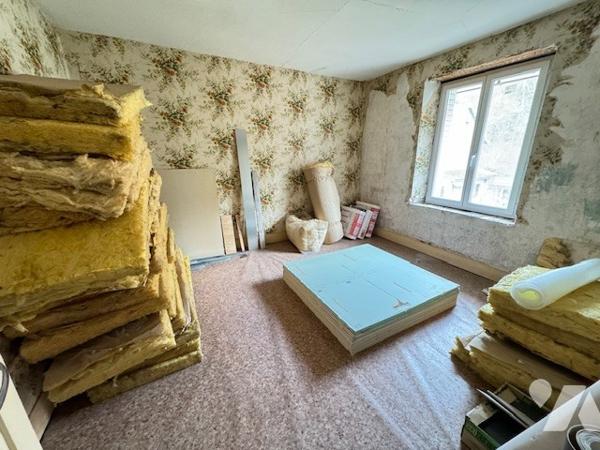 Maison avec 3 chambres sur sous sol + T3 indépendant (à rénover) (accès et portail) Garage Jardin