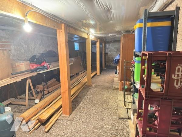 Maison avec 3 chambres sur sous sol + T3 indépendant (à rénover) (accès et portail) Garage Jardin