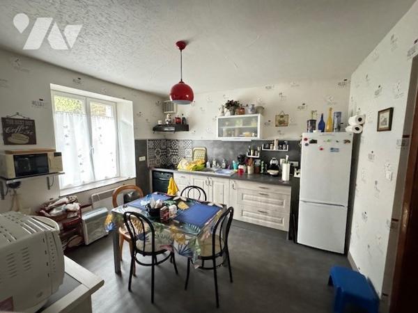 Maison avec 3 chambres sur sous sol + T3 indépendant (à rénover) (accès et portail) Garage Jardin