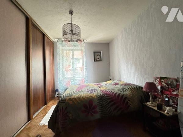 Maison avec 3 chambres sur sous sol + T3 indépendant (à rénover) (accès et portail) Garage Jardin