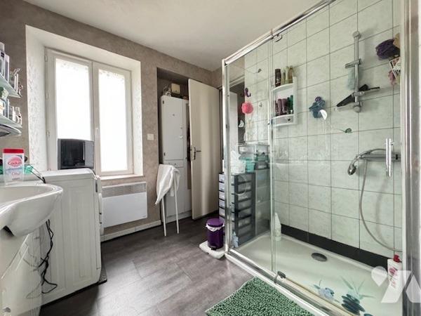 Maison avec 3 chambres sur sous sol + T3 indépendant (à rénover) (accès et portail) Garage Jardin