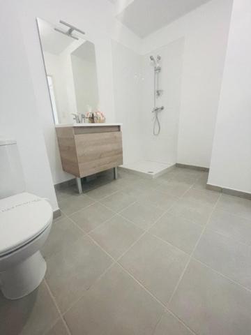 Domaine de terre rouge, bel appartement T2 de 36,85m2 avec terrasse et une place de stationnement extérieur au sein d' une résidence d'architecture contemporaine avec piscine...