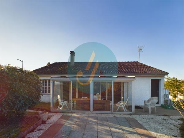 Saint-Privé (89220) Pavillon plain-pied 2 chambres avec grand garage et terrain clos.