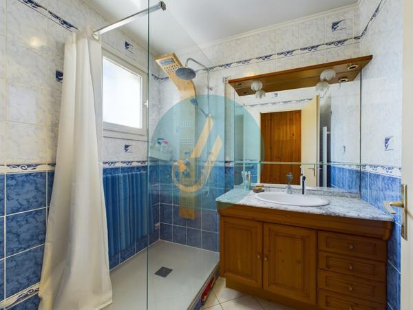 Saint-Privé (89220) Pavillon plain-pied 2 chambres avec grand garage et terrain clos.