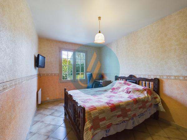 Saint-Privé (89220) Pavillon plain-pied 2 chambres avec grand garage et terrain clos.